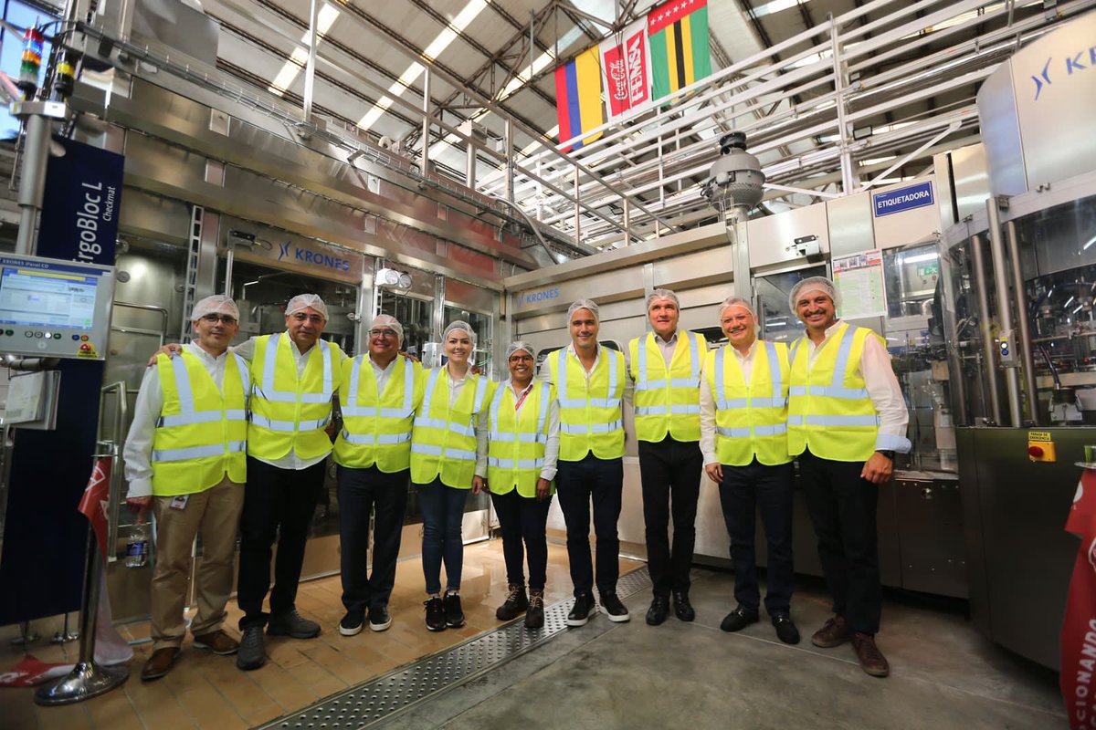 JCardenasRey's tweet photo. Hoy @CocaColaCol y AMCOR anuncian una inversión histórica en Bucaramanga por USD 36 millones para ampliar y modernizar su planta. Esto representa confianza en nuestra ciudad y la institucionalidad, generando valor social, económico y ambiental para todos los santandereanos. https://t.co/91LlHZJthS