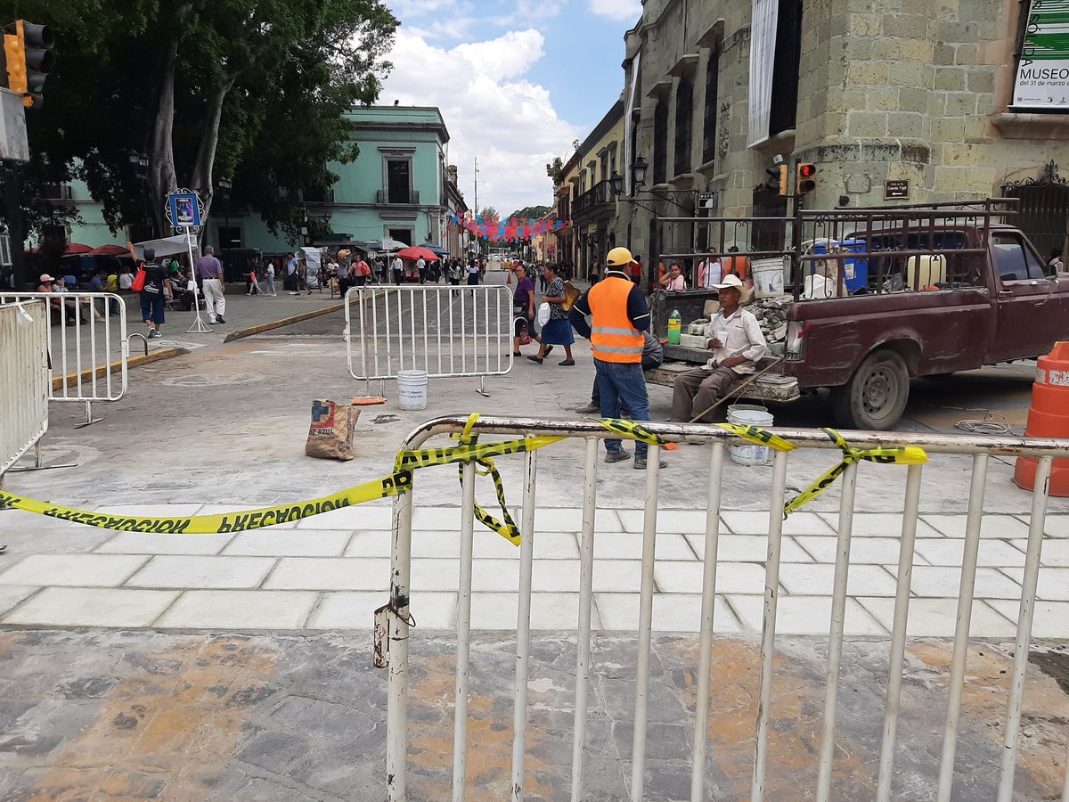 idigitaloaxaca's tweet image. #Enterate Caos vial provocan obras mal planeadas por parte del @MunicipioOaxaca que mantiene #Bloqueada la Av Independencia esquina con García Vigil, sin presencia de elementos viales.  @MunicipioSeguro #Oaxaca