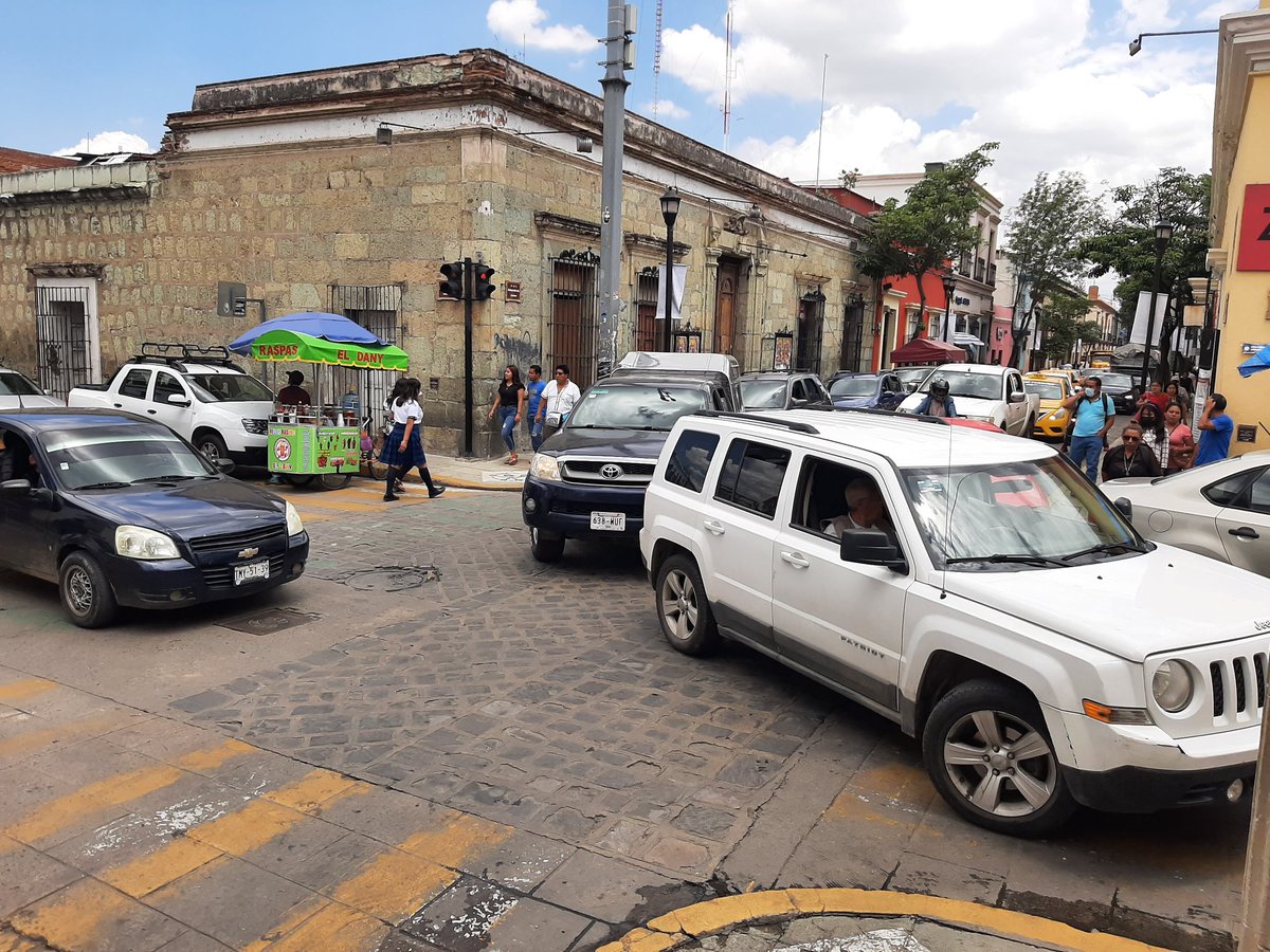 idigitaloaxaca's tweet image. #Enterate Caos vial provocan obras mal planeadas por parte del @MunicipioOaxaca que mantiene #Bloqueada la Av Independencia esquina con García Vigil, sin presencia de elementos viales.  @MunicipioSeguro #Oaxaca