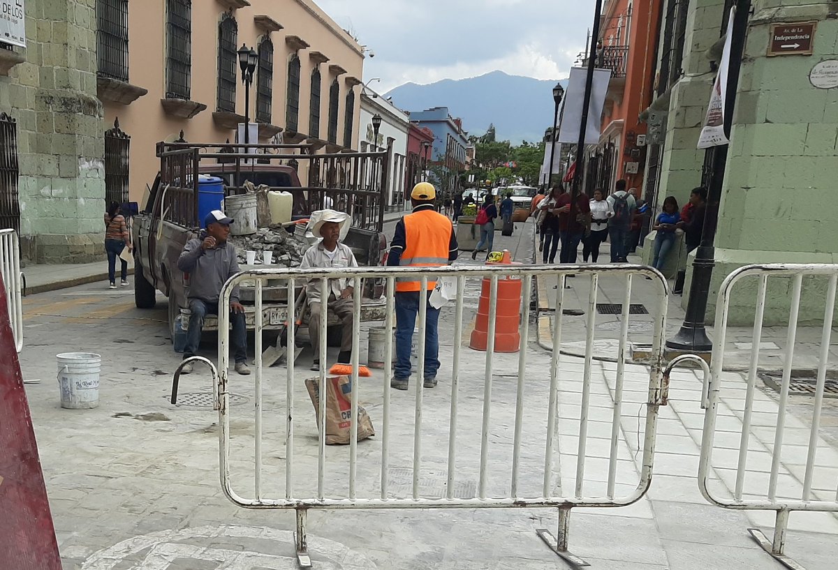 idigitaloaxaca's tweet image. #Enterate Caos vial provocan obras mal planeadas por parte del @MunicipioOaxaca que mantiene #Bloqueada la Av Independencia esquina con García Vigil, sin presencia de elementos viales.  @MunicipioSeguro #Oaxaca