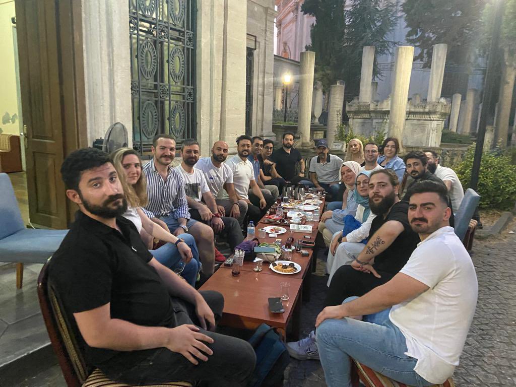 Türk mahfili derken mezarlık mahfili olduk. 😀