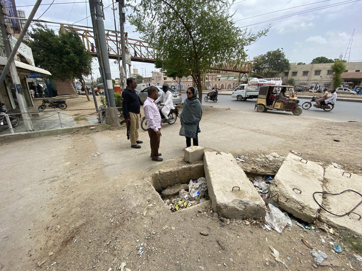 Visited Shafiq mor to oversee Nala development work. Simultaneously identified choke points on the same road which will be cleared on priority.

#DevelopmentWork #Gulberg #DMC #KMC