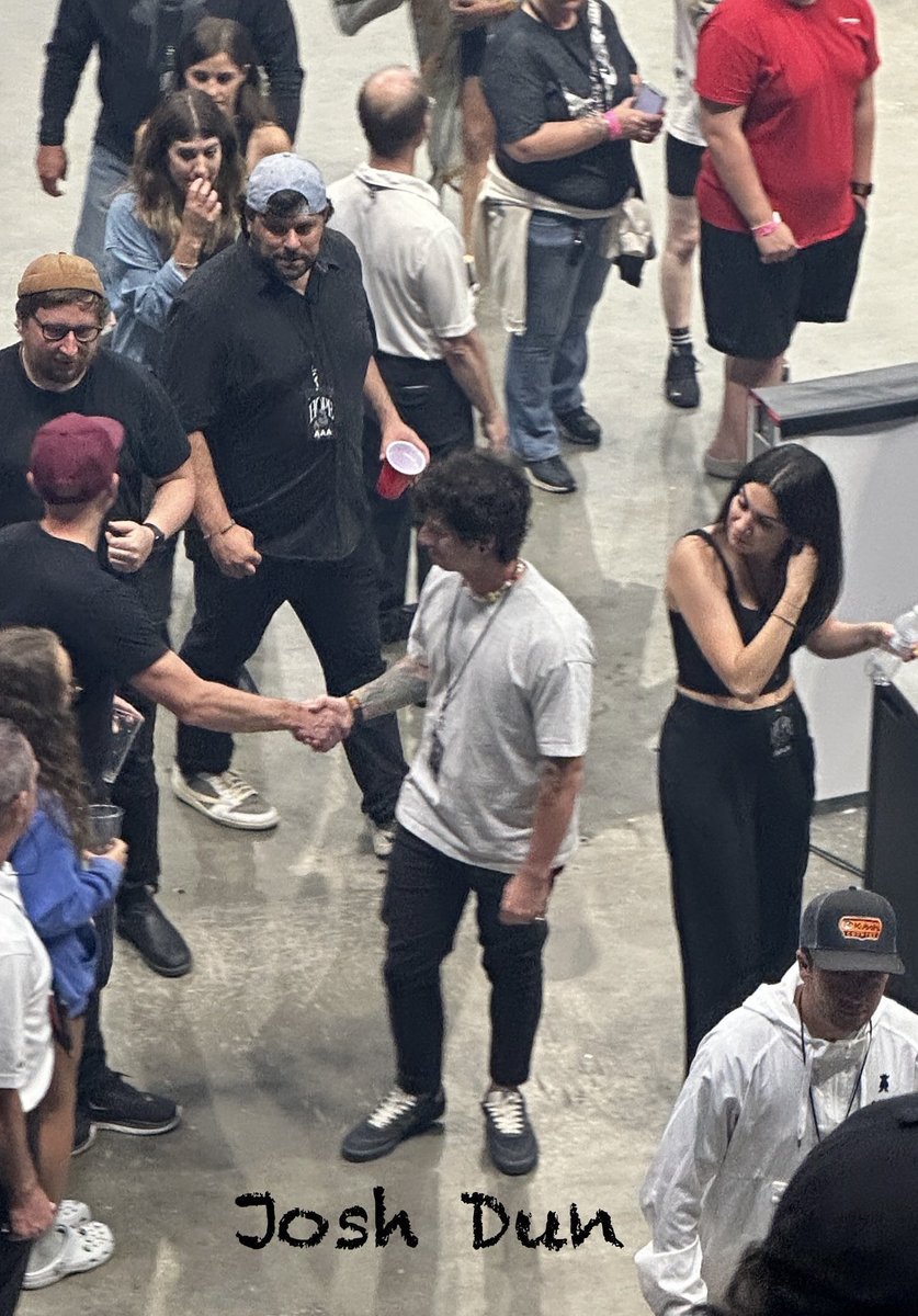 NFrealstats's tweet photo. Tyler and Josh from @twentyonepilots attended @nfrealmusic’s premiere show of #HOPETour in Columbus, Ohio.

📸: @_AVMR_ https://t.co/RmA2CHC1vT