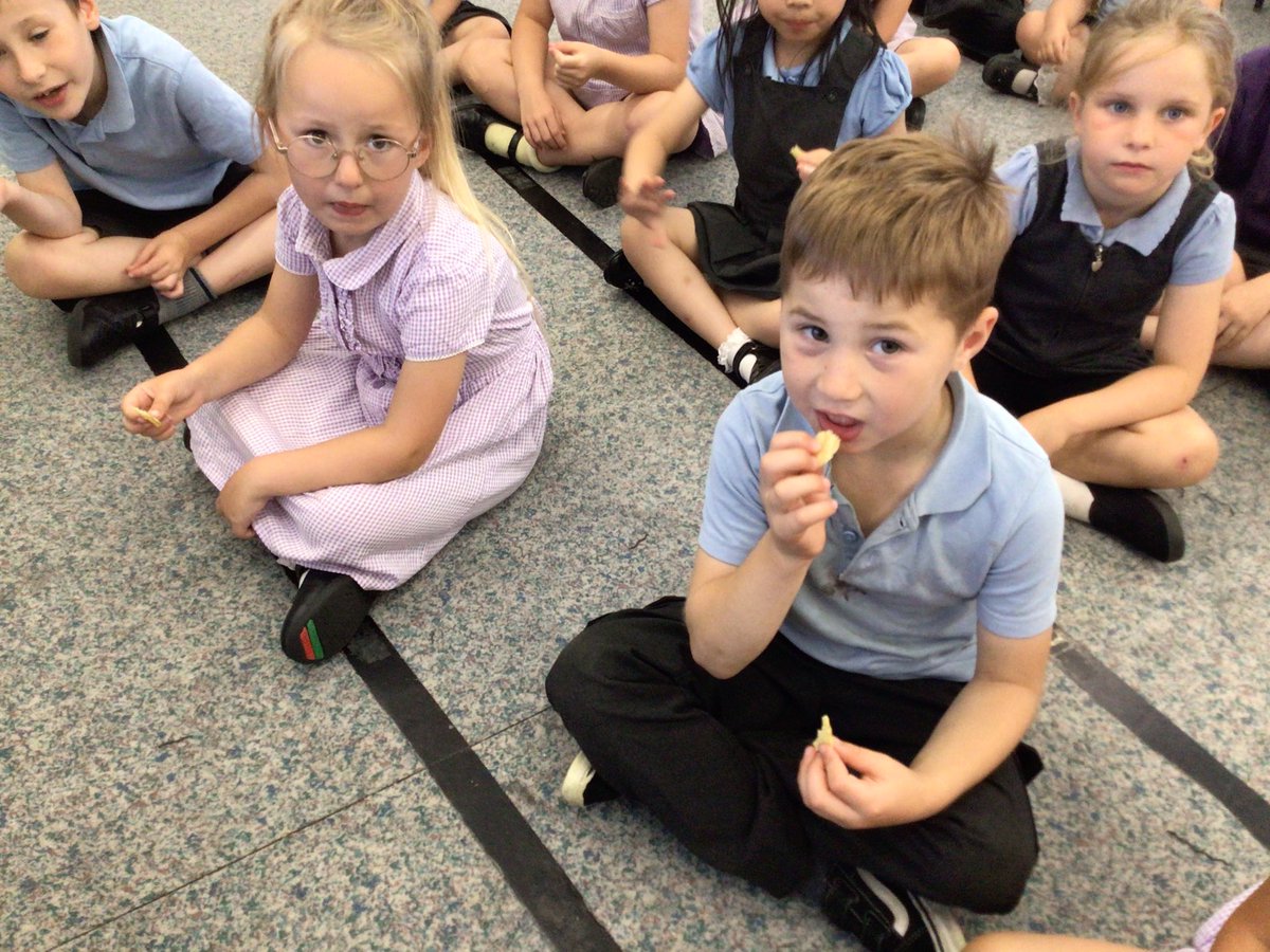 BraeburnPrimary's tweet photo. Team starfish have been using their senses to identify thing they can see, smell and taste. #BraeburnKS1 #BraeburnScience @ExplorifySchool @xandvt https://t.co/1g3VvGlbZO