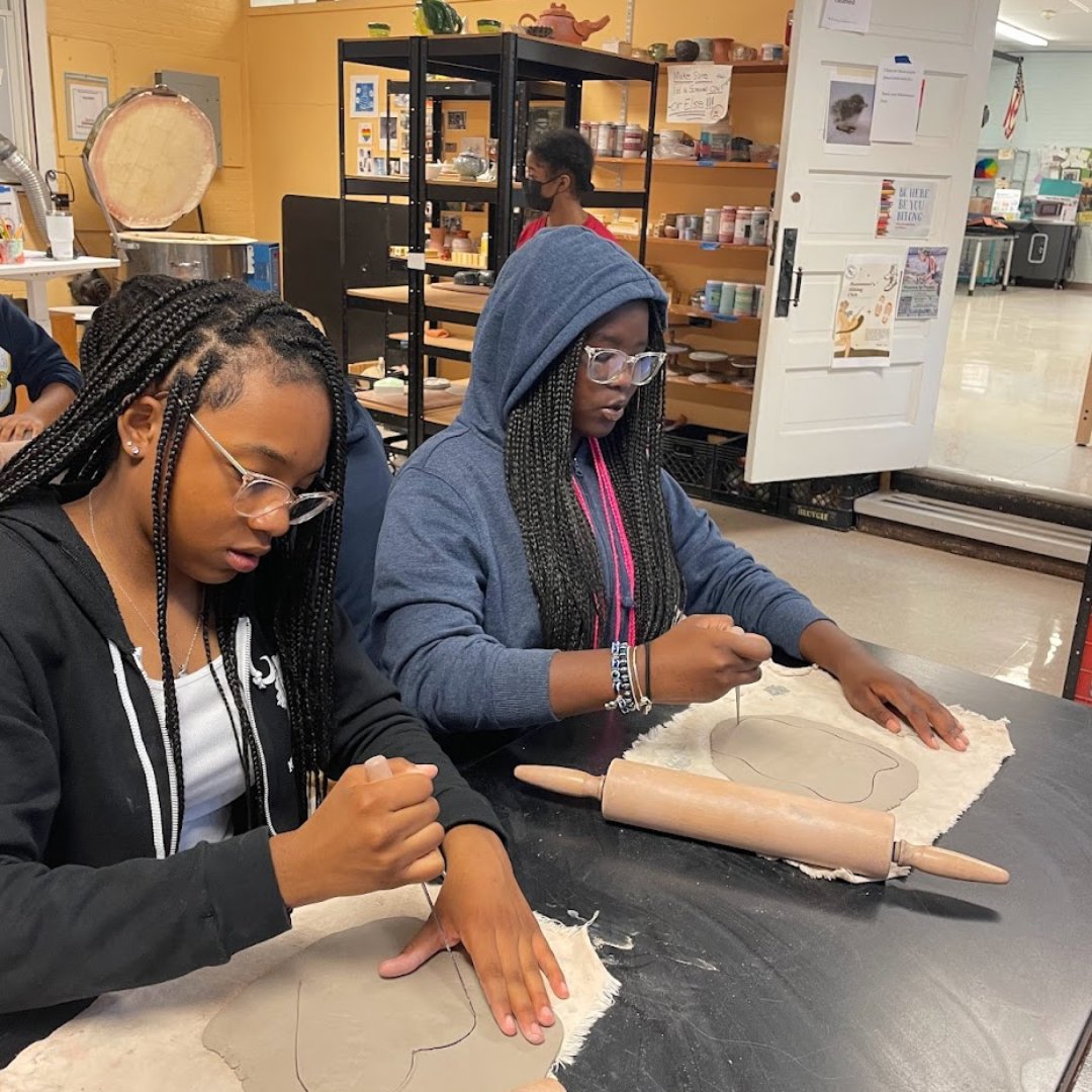BeaumontSchool1's tweet photo. Another fun week of our July BeauArtz & B Global Camps! This week, our campers spent time cooking meals, creating pendants, making sugar scrubs, sewing pillows, and much more! We're so happy to have so many smiling faces around campus.
#beaumontenrichment #BeauArtz #BGlobal https://t.co/sAbgprJkzo