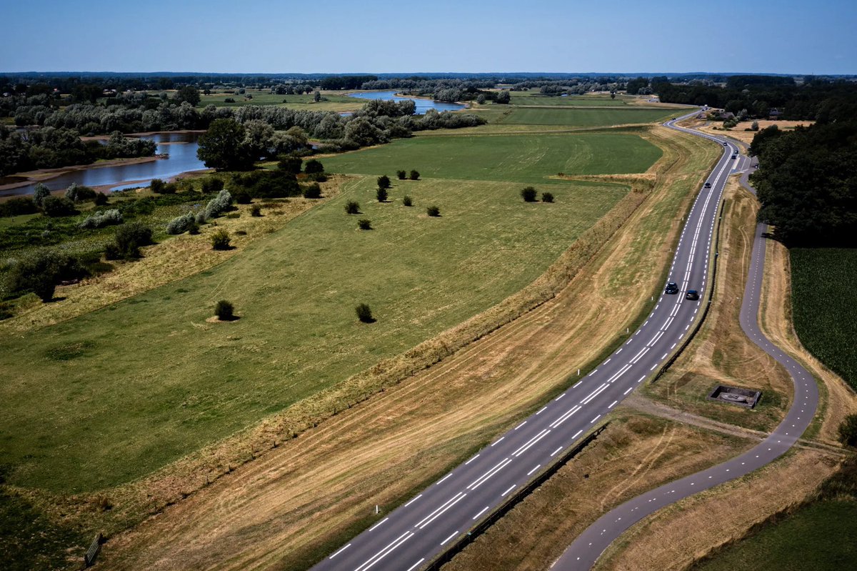 ‘Het is een soort landbouwakkoord light, het breed omarmde plan om zo’n 220.000 hectare heggen, houtwallen en natuurvriendelijke oevers aan te leggen en duurzaam te beheren. Demissionair landbouwminister Adema versnellen, ook nu het kabinet is gevallen.’ fd.nl/samenleving/14…