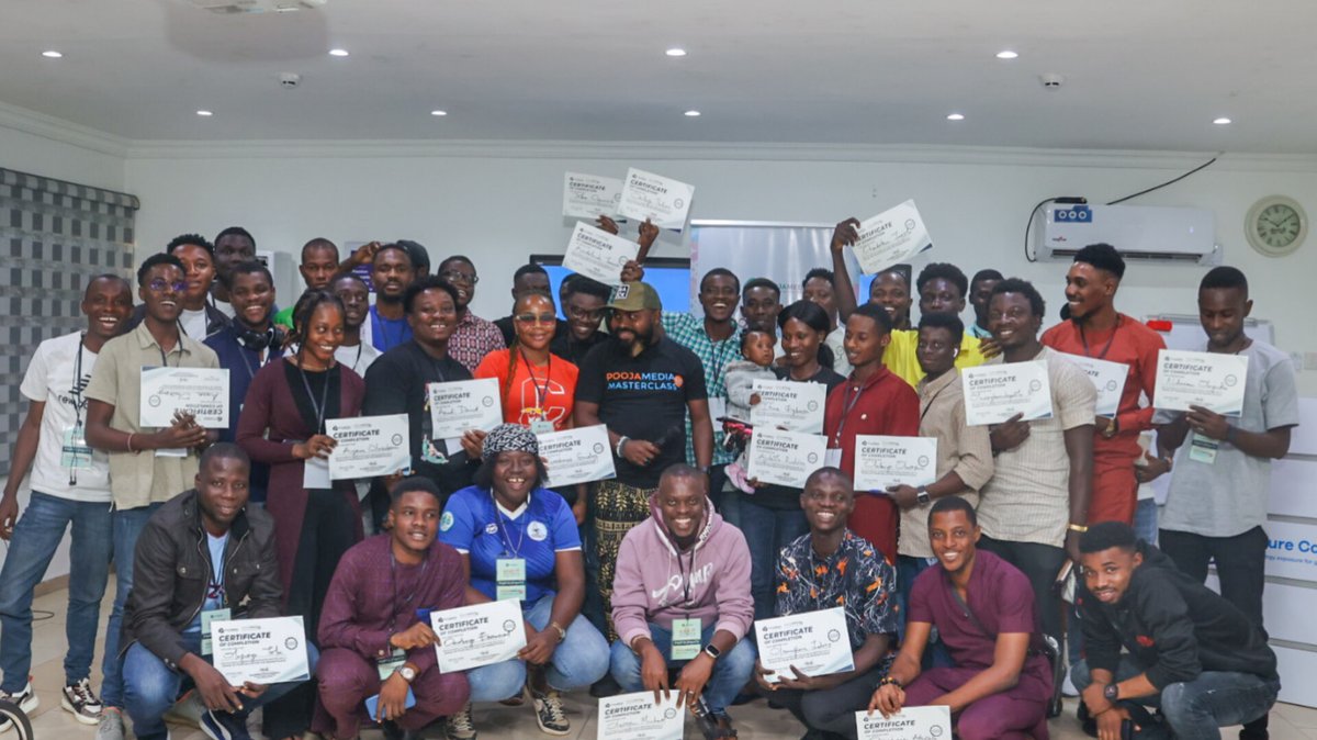 PoojaMedia's tweet photo. IT'S A WRAP!!!
Participants with their certificates at #PoojaMediaMasterclass 1.0 & thanks to our sponsors for the maiden edition.
Our Sponsors, @Ahmedmusa718 @taiwoawoniyi18 @emasleek @mrbayoa1 @Ekitipikin @Pepsi_Naija https://t.co/Vlxe6uvQs7