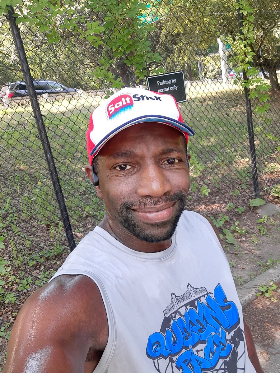 bushwickrunner's tweet photo. Another hot day. Don't feel bad if u have to cut your run short because of the heat. Be smart out there. #beatyesterday #runnersoftwitter #runchat #runningcommunity #withoutlimitz #sweatercrew https://t.co/rjmU37ZCzJ