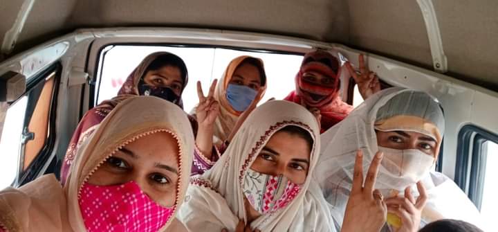 wild__catoo's tweet photo. وہاڑی سے ہماری معلمات بہنیں ،،،،،آپ (میل ٹیچرز)کے حقوق لینے لاہور کی طرف گامزن 
#ہمارے_مطالبات_پورے_کرو https://t.co/iz3UJX1U5d