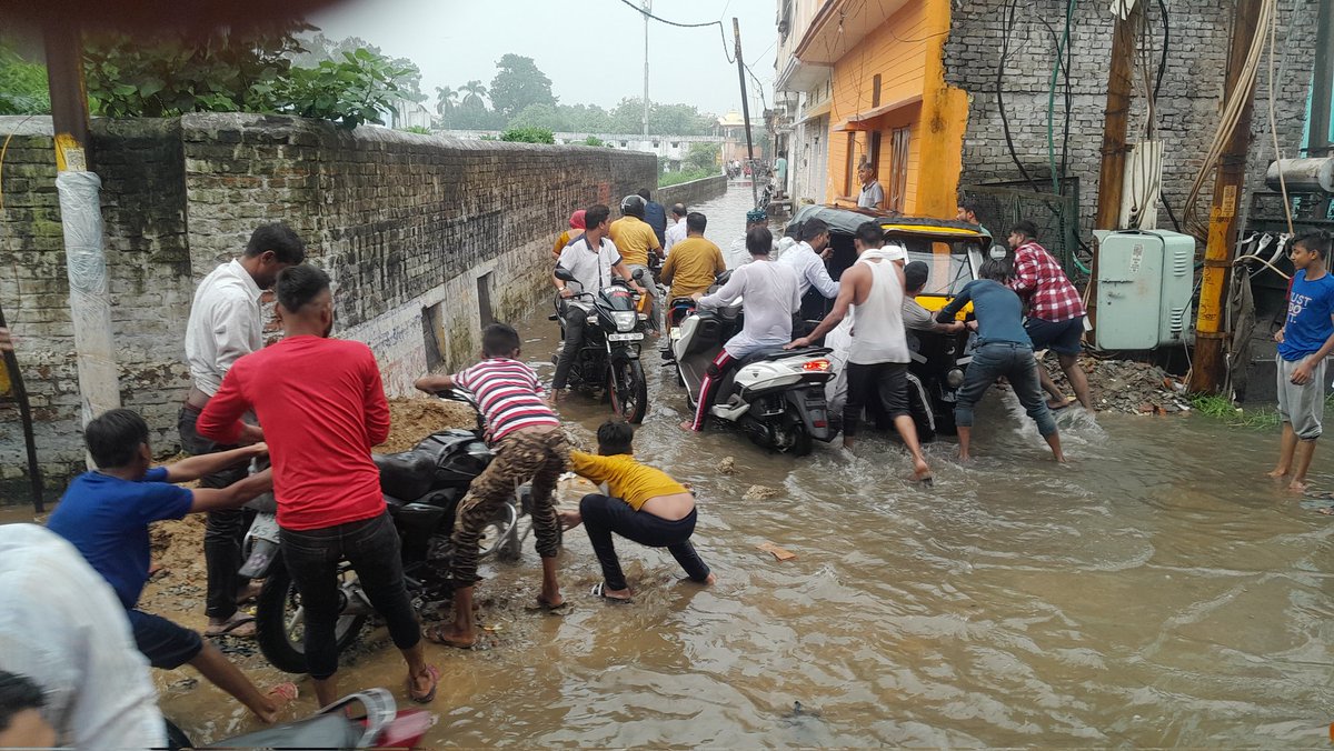 गड्ढों में पानी भरने से हो रहे सड़क हादसे नगरपालिका के जिम्मेदार अधिकारियों को किसी बड़े हादसे का इंतजार youtu.be/dWkPeOBxG_s