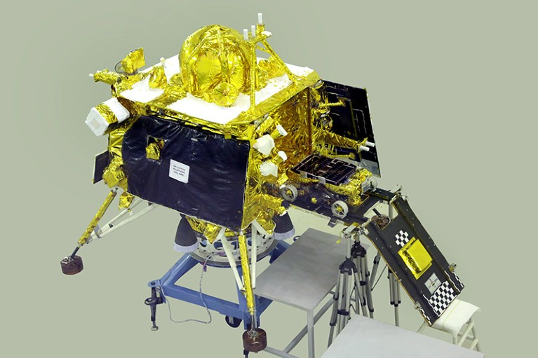 ReferenceAstro's tweet photo. 🚀 Demain vendredi 14 juillet, pendant la France fêtera sa fête nationale, du côté de l'Inde, la fusée LVM-3 lancera l'atterrisseur #Chandrayaan3 vers la Lune ! 🌑 https://t.co/Bjx3DEx71g