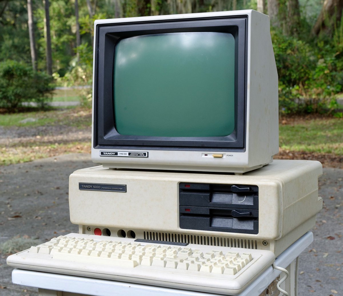 ManLook75's tweet image. Believe it or not Uncle Charles was the first person who bought me a Tandy Computer where I learned BASIC self taught which sparked a interest in the tech area.
10 FOR X=1 TO 10
20 PRINT "HELLO WORLD"
30 NEXT X
RUN
#TechLife #LifeOfAProgrammer