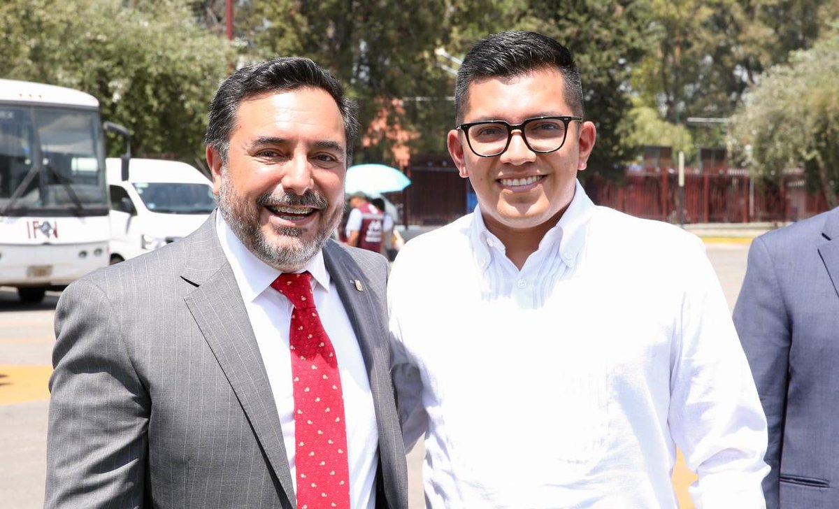 IPN_MX's tweet photo. En la ceremonia estuvo presente el presidente Municipal de San Francisco Ixhuatán, Oaxaca, Felipe López Matus, orgullosamente egresado politécnico. 2/2 https://t.co/r0NLr1jDON