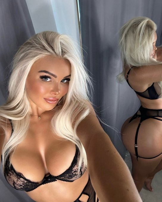 Mirror mirror on the wall who has the fattest ass of them all? https://t.co/loF6Bvam73