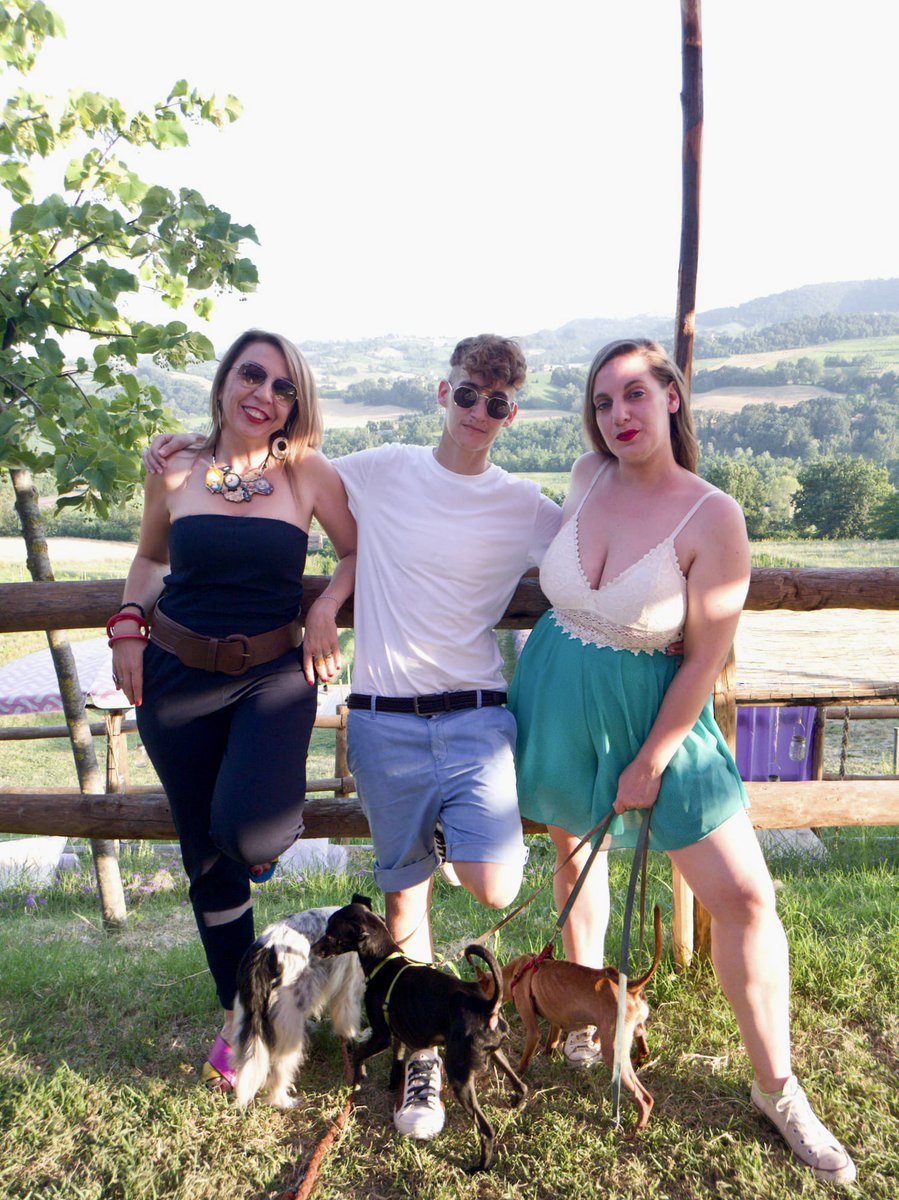 Dress_code_mag's tweet photo. Team redazione “Dress Code Magazine” 🤩 tra i filari di lavanda dell’Azienda Agricola Valtresinaro sulle colline reggiane. 

#redazione #rivista #dresscodemagani #lavanda #incontri @IsaGrassano https://t.co/1H3AdWV7UN