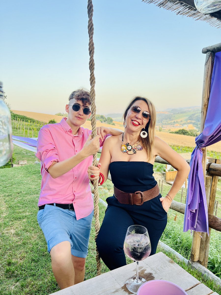 Dress_code_mag's tweet photo. Team redazione “Dress Code Magazine” 🤩 tra i filari di lavanda dell’Azienda Agricola Valtresinaro sulle colline reggiane. 

#redazione #rivista #dresscodemagani #lavanda #incontri @IsaGrassano https://t.co/1H3AdWV7UN
