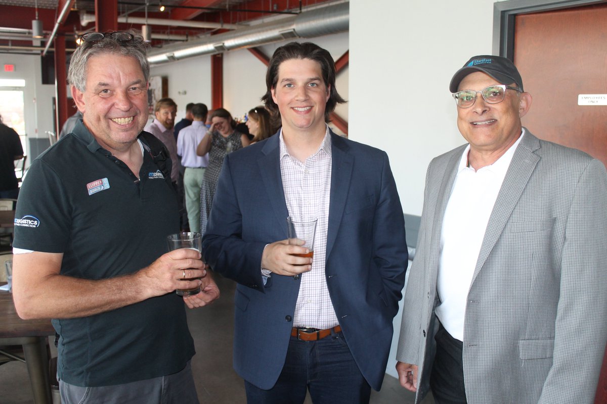 GENIUSNYProgram's tweet image. Last night we celebrated the graduation of #GENIUSNY Cohort 6, as well as the arrival of Cohort 7. GNY Alumni, partners, mentors, supporters and friends came out to toast the accomplishments of these remarkable entrepreneurs. 🥂