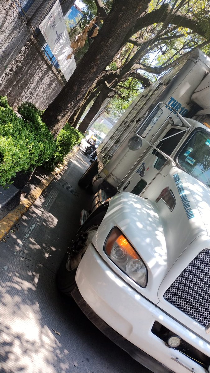 taz_davo's tweet photo. En avenida Revolución esta desviando una patrulla  a las unidades por carriles intermedios, y adelante está otra patrulla levantando infracciones a unidades de carga y motocicletas https://t.co/kd3d93OLi9