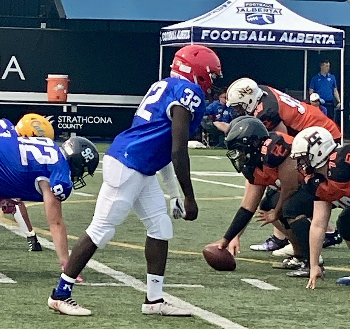 FootballAlberta's tweet photo. Team Blue in action against Team BC in the first half of their game on Thursday, July 13.
🏈🏈
#football #footballalberta #teamblue #u17 #regionalshowcase #halftimescore #teamalberta #teambc https://t.co/9HMFe2bFWW