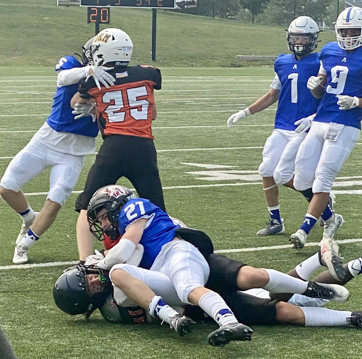 FootballAlberta's tweet photo. Team Blue in action against Team BC in the first half of their game on Thursday, July 13.
🏈🏈
#football #footballalberta #teamblue #u17 #regionalshowcase #halftimescore #teamalberta #teambc https://t.co/9HMFe2bFWW