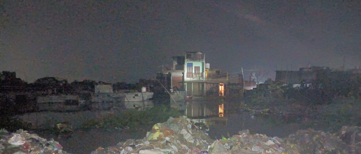 nonsence_Talk's tweet photo. One of the worst raises in the yamuna water level I have seen in the last 10 years. 
The water level is way above the car roof top's.
Still some people are breaking lock and stealing things from submerged houses. 
(humanity at it's finest) https://t.co/b9NOn4H35k