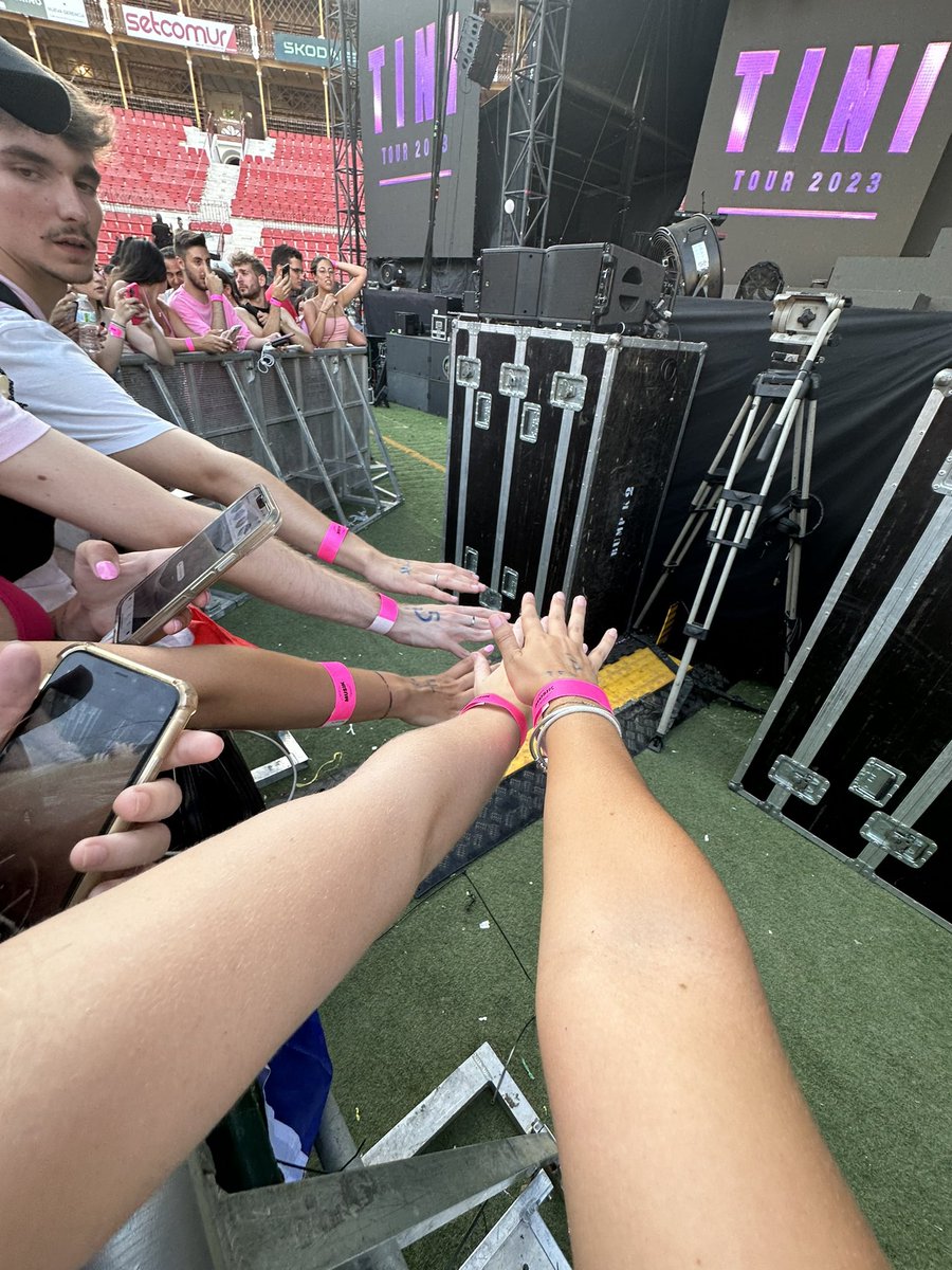 stoesselegends's tweet photo. rt for barricade at the next show https://t.co/yX1FAxpKj4