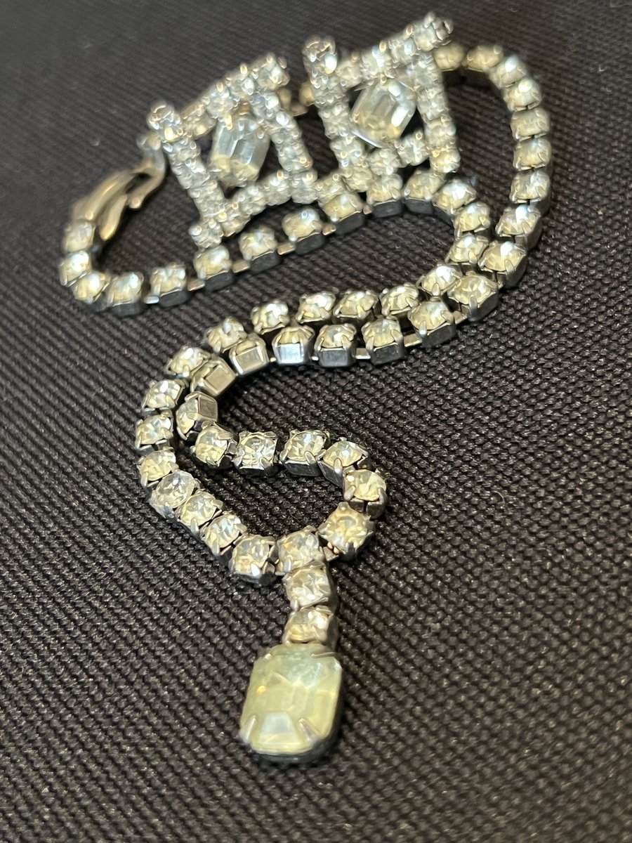TeriE's tweet image. Midcentury Rhinestones Necklace Earring Jewelry Set Large Emerald Cut Stone #midcentury #Rhinestones #vintagerhinestones #vinagejewelry #ebayfinds #vintageshowandsell #rhinestonejewelry #sparkle #glitz #accessories #bridal #classic #vintage50s ebay.com/itm/2662408442… #eBay @eBay