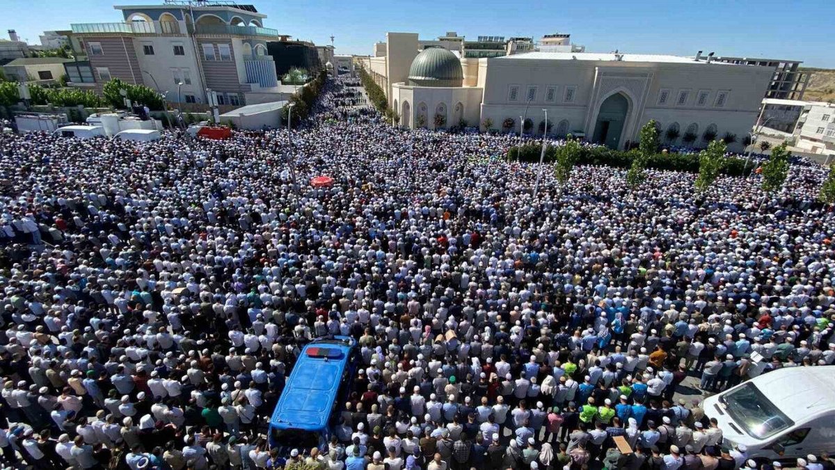 mustafarmagan's tweet photo. Seyyid Abdulbaki El-Hüseyni yüzbinlerin iştirakiyle uğurlanırken Hafız-ı Şirazi'nin beyti geldi kalbime

Her insan,ömrüyle bir beste yapar Lakin bu bestenin özelliği
insan ölünce tamamlanmasıdır
Sen öldüğünde hâlâ besten çalınıyorsa gerçekten yaşamış sayılırsın

#menzil
Adıyaman https://t.co/MJ1w7YHUBE