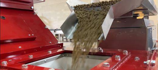 MayfranIntl's tweet photo. Mayfran's innovative Food Shuffle Drive Conveyor offers an alternative to traditional vibration conveyors with greater #efficiency, less maintenance, and quieter operations. Revolutionize your plant today! https://t.co/XrLpbqtiIj

#FoodProcessingIndustry #FoodConveyors https://t.co/tWr9N7CQlK