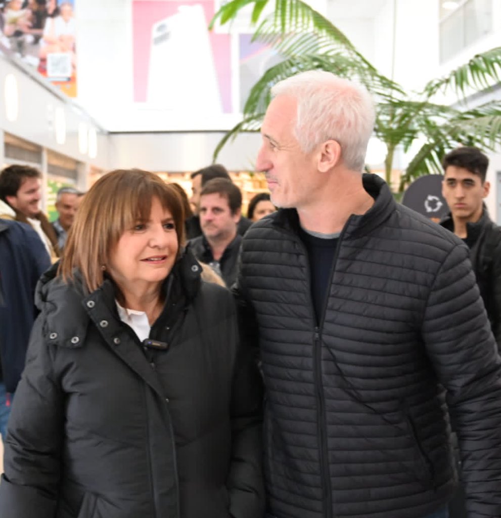 CunhaCristian's tweet photo. ES TODO O ES NADA 

Bienvenida la Fuerza del Cambio a la provincia de Santa Fe, bienvenida futura presidente @PatoBullrich. https://t.co/Ax8h0kssjj