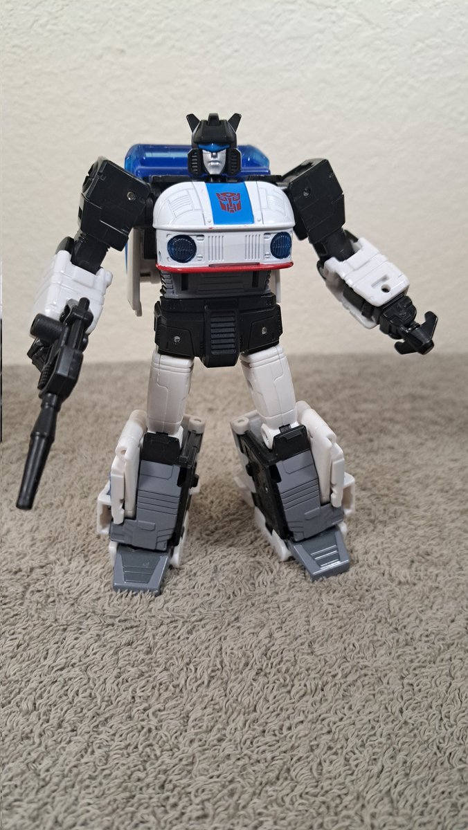 Goodfella7817's tweet photo. On my #target visit I found #Jazz half off 😲yes the box is damaged and yes he has a few scuffs, but that's battle damage 😅he's been thru a lot. #Transformers    #Autobots    #buzzworthybumblebee #originautobotjazz #transformersaddict #scatmancrothers https://t.co/X0cnIrGD4C