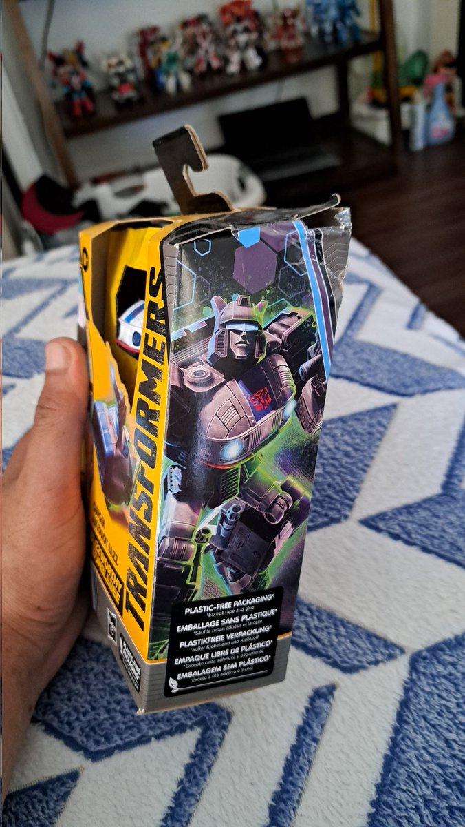 Goodfella7817's tweet photo. On my #target visit I found #Jazz half off 😲yes the box is damaged and yes he has a few scuffs, but that's battle damage 😅he's been thru a lot. #Transformers    #Autobots    #buzzworthybumblebee #originautobotjazz #transformersaddict #scatmancrothers https://t.co/X0cnIrGD4C