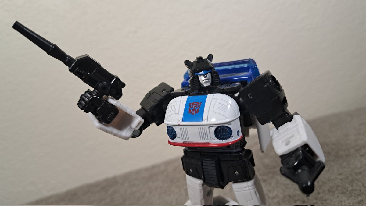 Goodfella7817's tweet photo. On my #target visit I found #Jazz half off 😲yes the box is damaged and yes he has a few scuffs, but that's battle damage 😅he's been thru a lot. #Transformers    #Autobots    #buzzworthybumblebee #originautobotjazz #transformersaddict #scatmancrothers https://t.co/X0cnIrGD4C