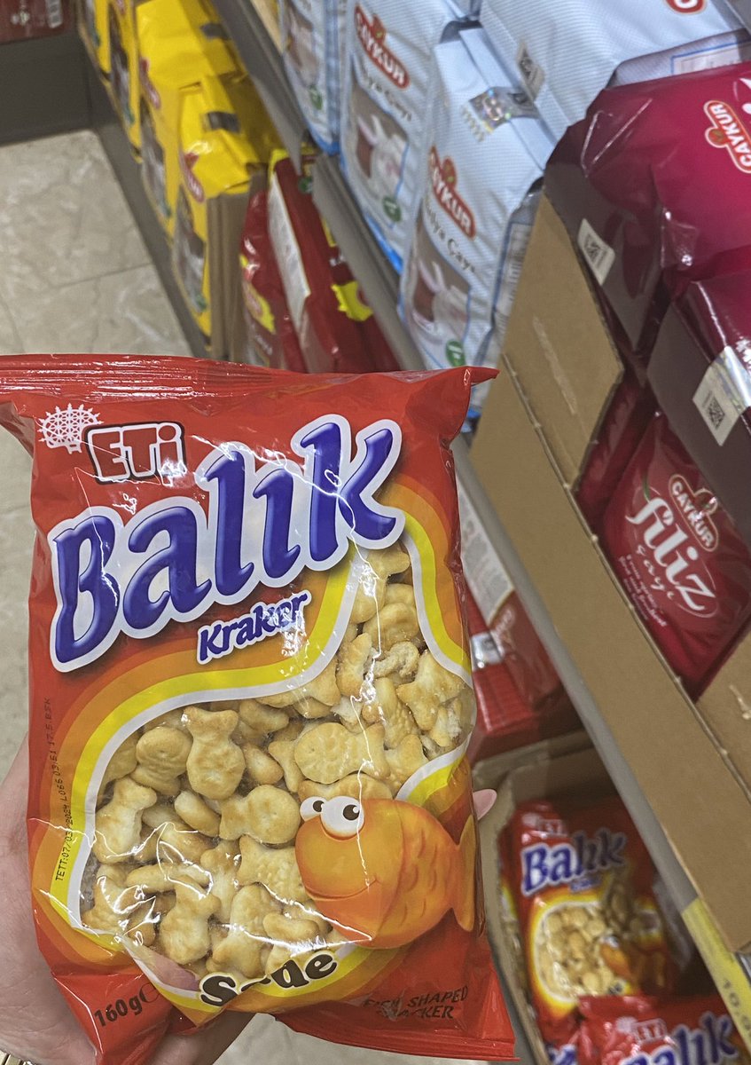 denetlecomtr's tweet photo. Eti balık kraker içerisinde balıkla ilgisi olmayan;

Buğday unu 
Palm yağ
Şeker
Amonyum hidrojen karbonat 
Sodyum hidrojen karbonat 
İnvert şeker şurubu 
Tuz
Sodyum metabisülfit içeriyor.

Sodyum metabisülfit alerjik reaksiyonlara sebep olan bir kimyasal maddedir.

#Denetimsizde https://t.co/sQRyBPoduc