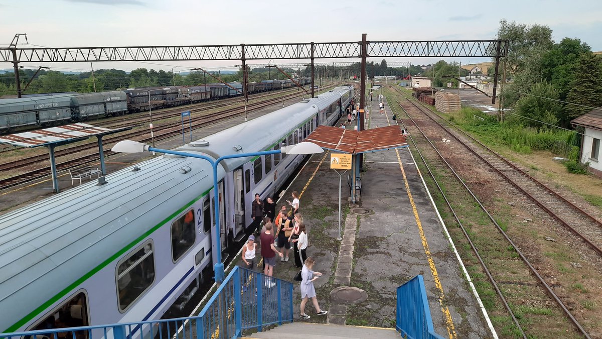LeszekMatula's tweet photo. Impreza (ponad 30 minutowa) na spytkowickim peronie wściekłych pasażerów z międzynarodowego kuriera. Opóźnienie około 210 minut i rośnie. Dalej do Krakowa 40 km/h bo brak znajomości szlaku.
13.07.2023r. #Spytkowice. EC/IC 57/73000 "#Wawel", #EU44-004. https://t.co/H2NlLzA76b
