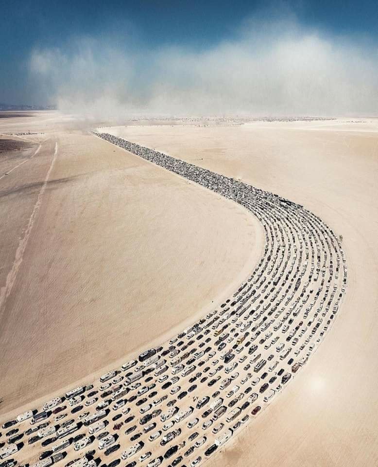 Memoire2cite's tweet photo. USA 🇺🇸 La route qui mène au Burning Man l'année dernière pour un festival en plein désert 2022 https://t.co/3LTEkZNeDP