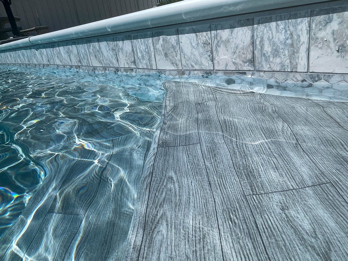 TaraPoolLife's tweet image. Elevate your backyard with the sublime beauty of our new Oasis pattern. Subtle, neutral-toned hexagon tiles create a spa-like atmosphere. Oasis has a beautiful aqua watercolor that is to die for! 😍

#oasis #aqua #tarapools