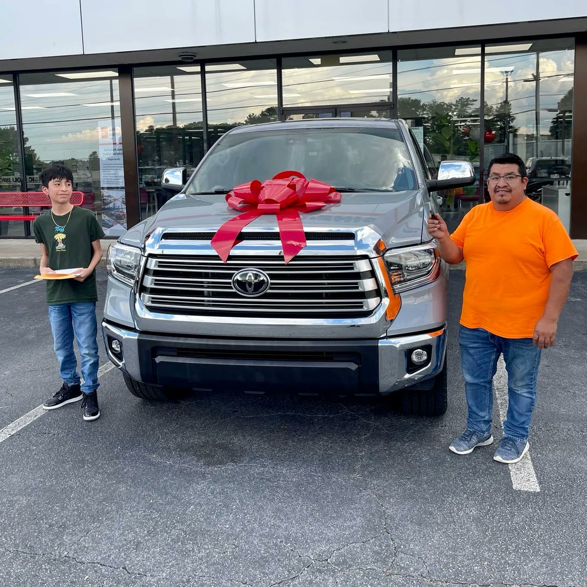 Marietta_Toyota's tweet image. 🎉 Congrats to the Lopez Family on their upgrade to a powerful 2020 Toyota Tundra! 🚀🌟 You've joined the league of true legends on the road. Enjoy the thrilling rides and many adventures ahead! 🚗💨 #UpgradeUnleashed #ToyotaTundra #HappyCustomers