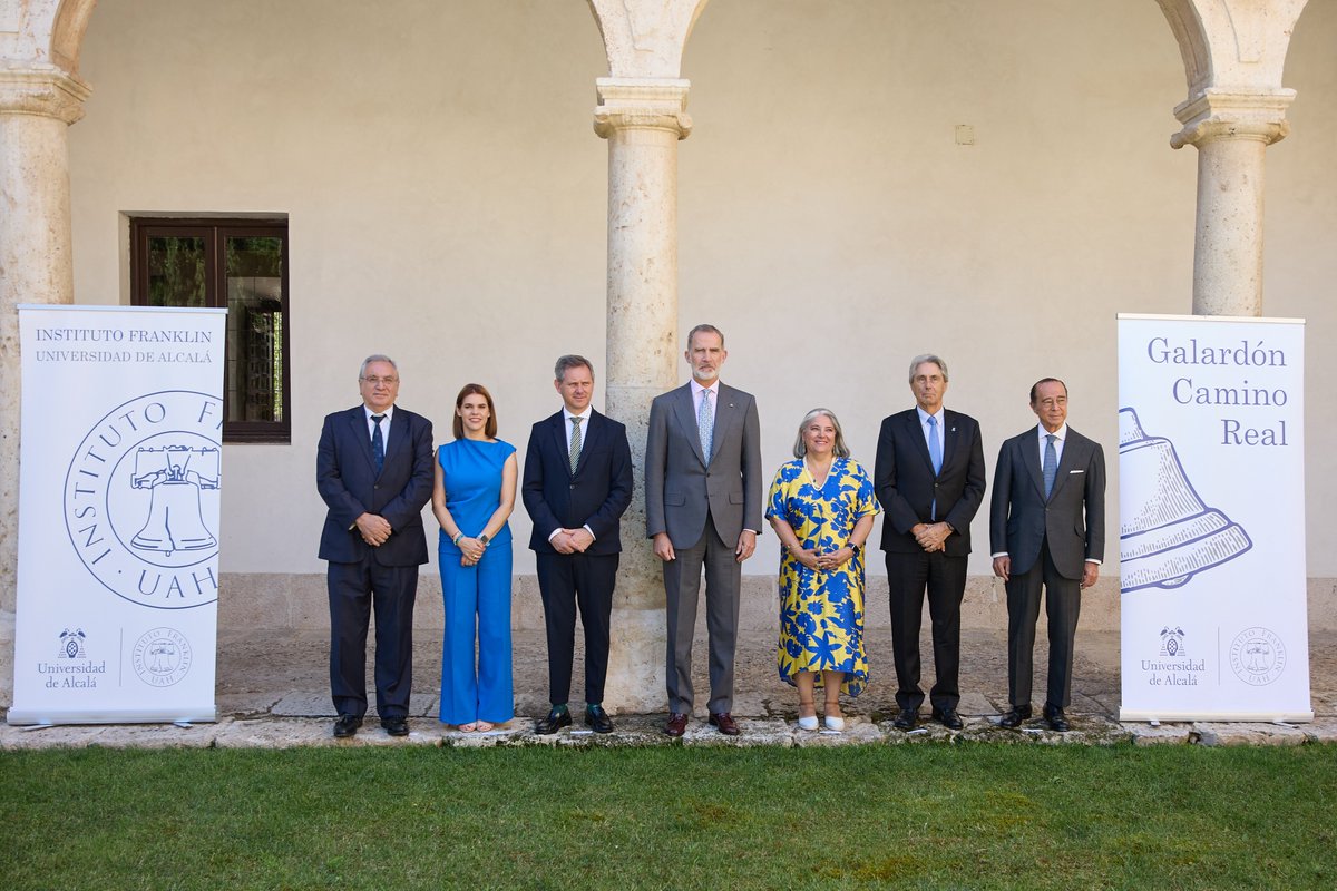 Entrega del #GalardónCaminoReal del <a href="/IB_Franklin/">Instituto Franklin-UAH</a>
de la <a href="/UAHes/">Universidad Alcalá</a> a la científica <a href="/SesmaLab/">Ana Fernandez-Sesma</a> de manos de de manos de S.M. el Rey Felipe VI, hoy en la #UAH.