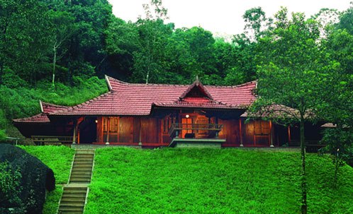 Traditional Kerala Heritage Home Amidst Verdant Greenery" 

#seasonzindiaholidays #seasonz #touroperator #vacation  #familytrip

seasonzindia.com/india/kerala/k…