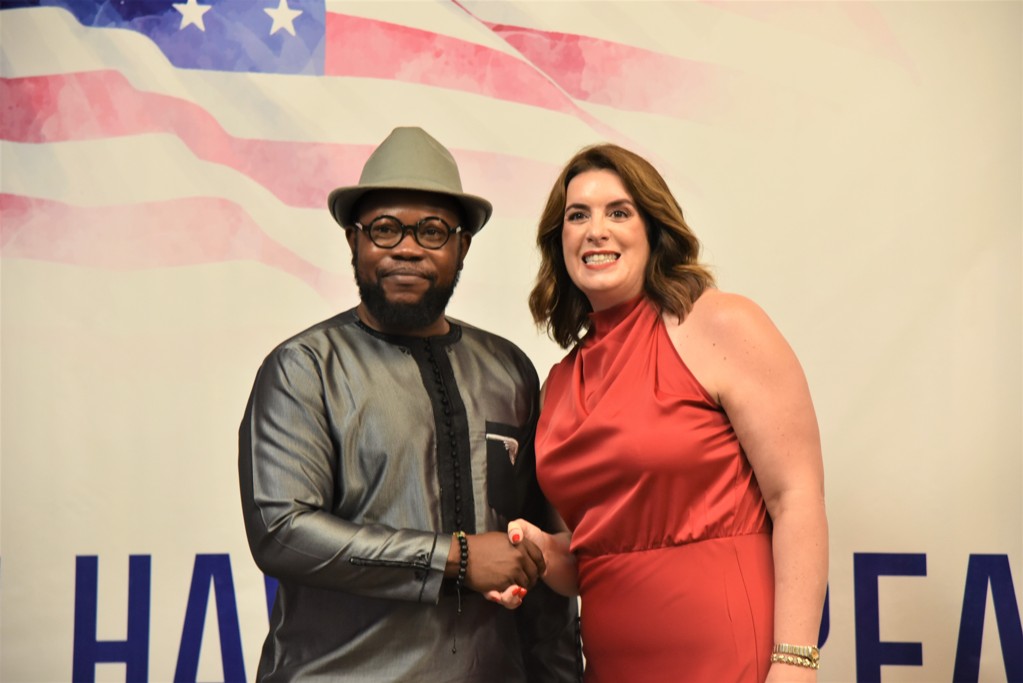 Non je ne suis pas au Texas aux USA.
Je présente juste mes civilités à Mme Fitzsimmons ambassadeur des États-Unis au Togo.
Vincent AMEGANVI
#AKV
<a href="/USEmbassyLome/">U.S. Embassy Lomé</a>