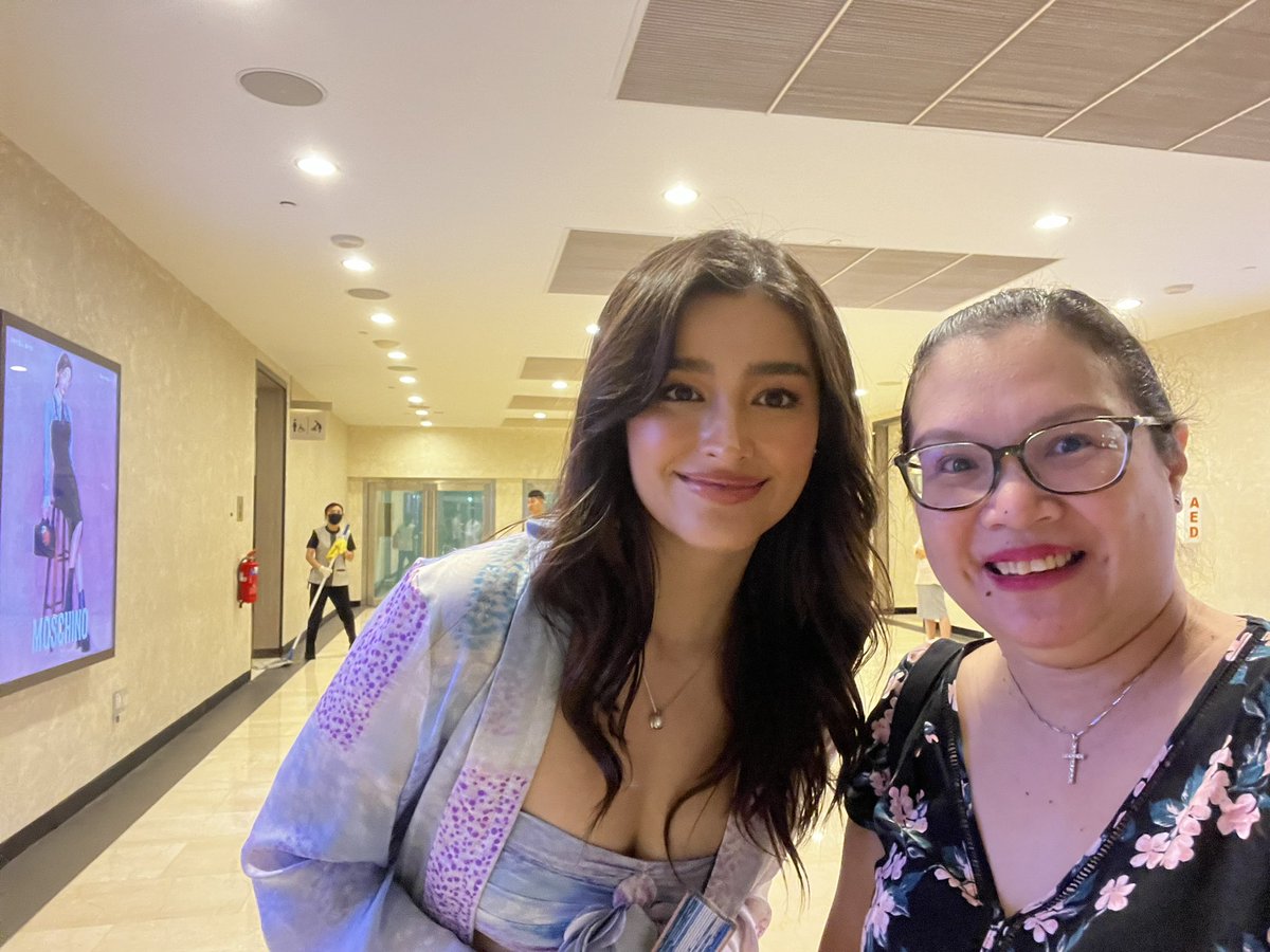 bellejoietan's tweet photo. Nakasabayan ko cya sa toilet  sa Marina Bay Sands. Ang ganda nya and and bait nya. @lizasoberano , Nice meeting you! 
She attended the event for Giorgio Armani. https://t.co/voEmMhw3vm