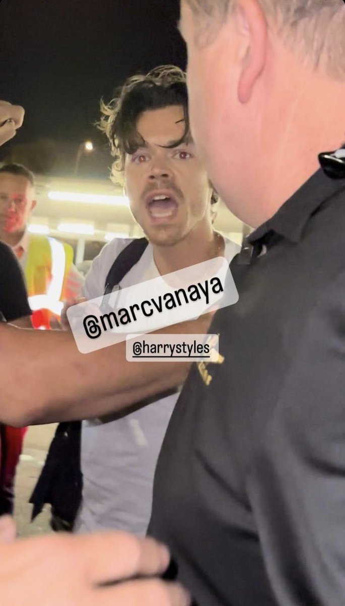 HarryPromote's tweet photo. So this was a real fan in a wheelchair and that's why Harry was stressed he wanted the paparazzi and others to not hurt him and back off😭 https://t.co/aGnU8vzRYq