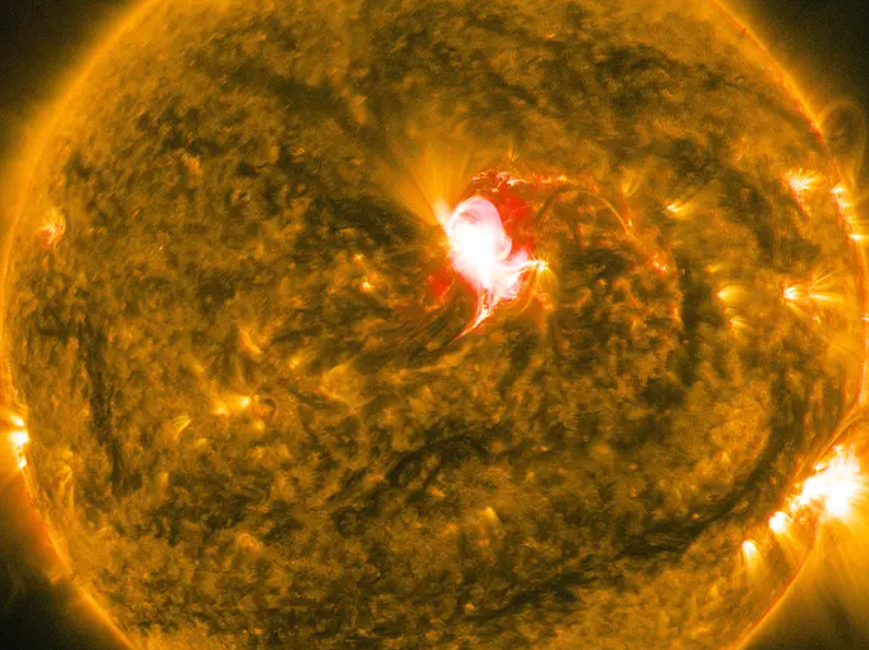 Por que gastar dinheiro em ciência? Em específico, em astronomia e missões espaciais?

Existem vários motivos pra isso e são coisas que podem afetar a sua vida. Vou dar um exemplo de algo que aconteceu em 1859.