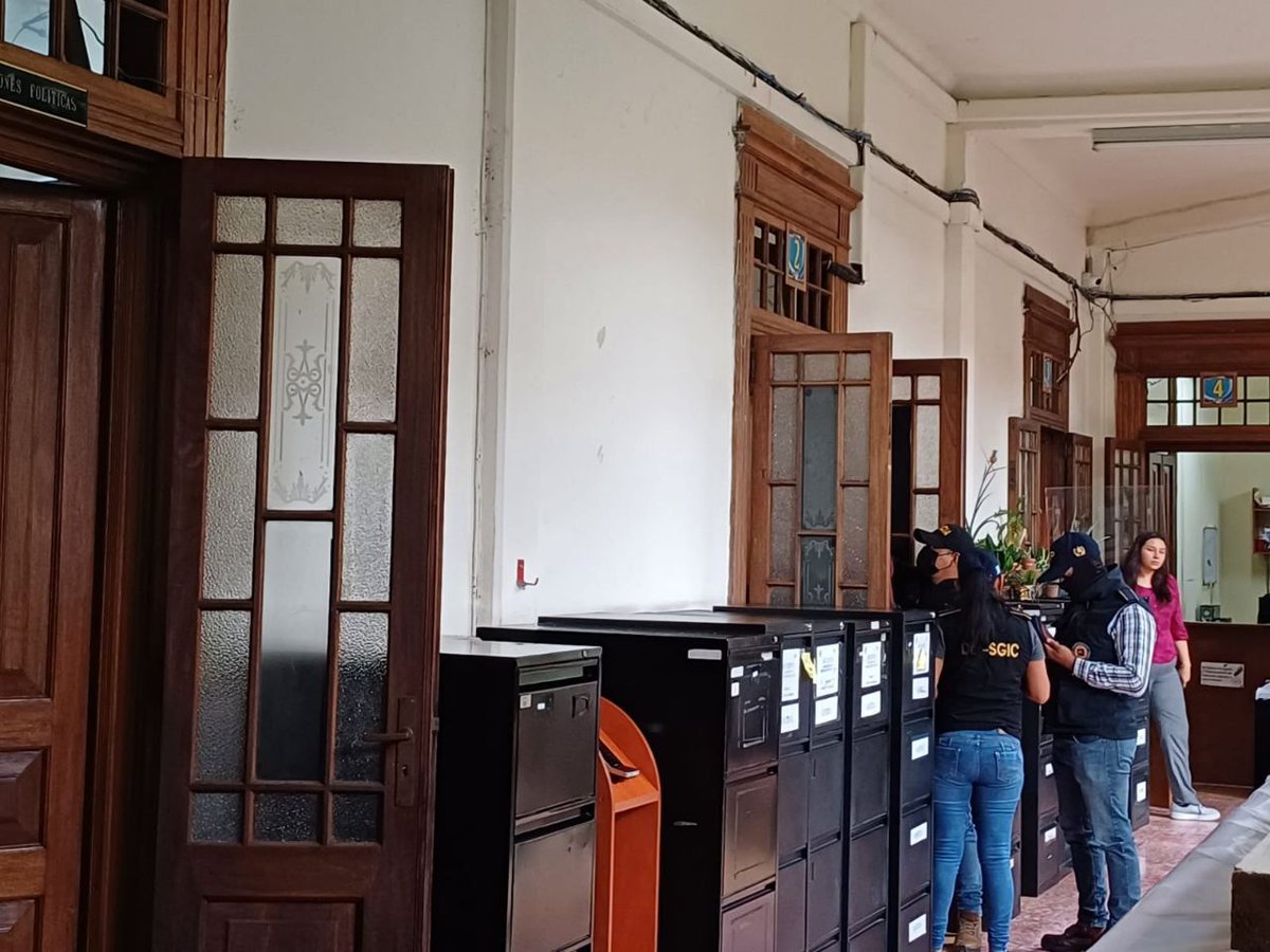 lahoragt's tweet photo. #LHURGENTE

SE ELEVA LA TENSIÓN

El @MPguatemala  realiza un allanamiento en la sección de Organizaciones Políticas del @TSEGuatemala.

Hasta el momento se desconocen detalles.

AMPLIAREMOS.

📸: Diego España/LH https://t.co/GZfzvZHalW