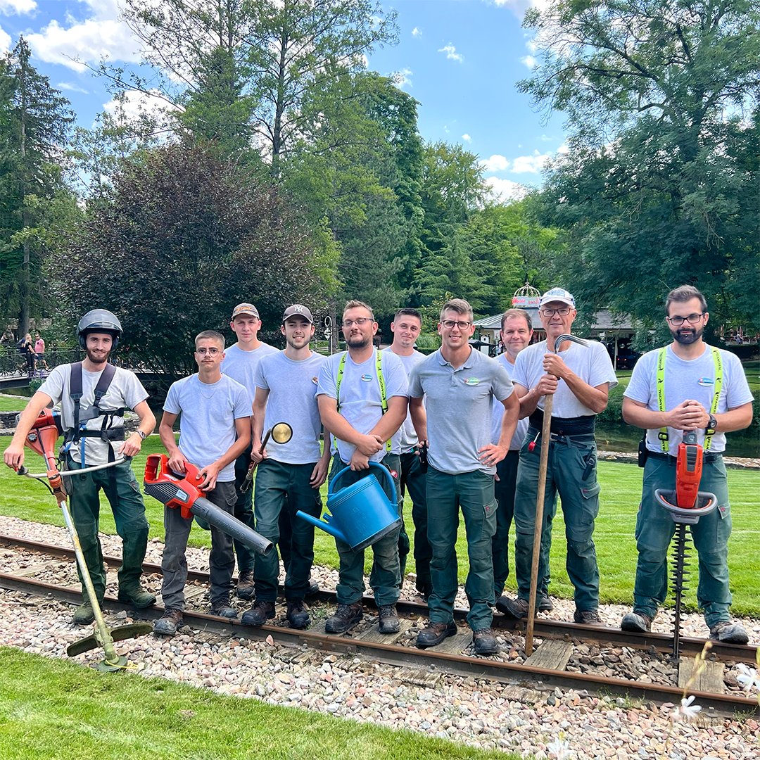 Nigloland's tweet photo. L’œuvre d'art / Les artistes 🌸👨‍🌾

Ils veillent tous les jours à ce que le parc soit un véritable écrin de verdure et que chaque espace soit minutieusement entretenu. 🌳
#Nigloland2023 https://t.co/yt3ThX3jhw