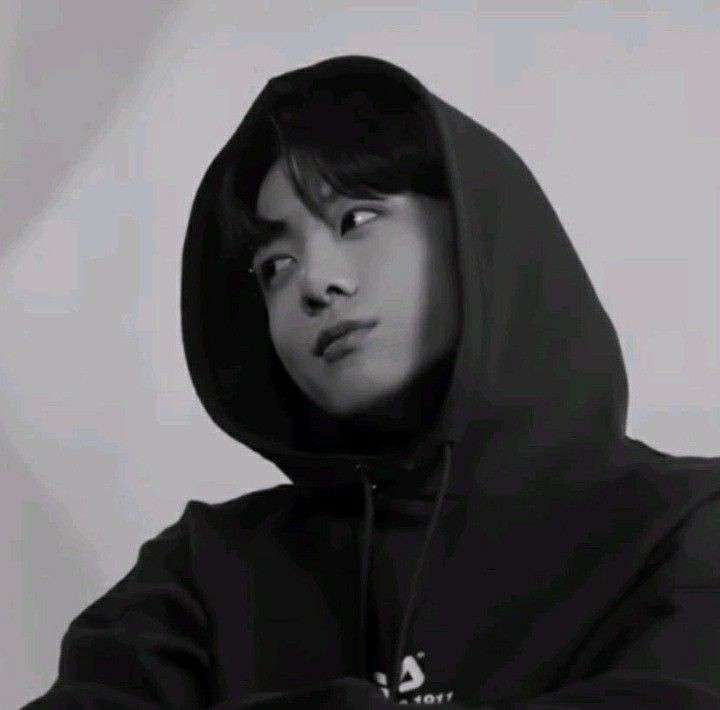 #soulmate #vkookau #taekook #kookv
Чонгука, открытого гея, любящего вечеринки в шумных компаниях, подселяют в общажную комнату к Тэхёну, который, ненавидит таких как он.
  И кажется, даже родственность душ не может убрать ненависть Кима, что росла в его душе множество лет..