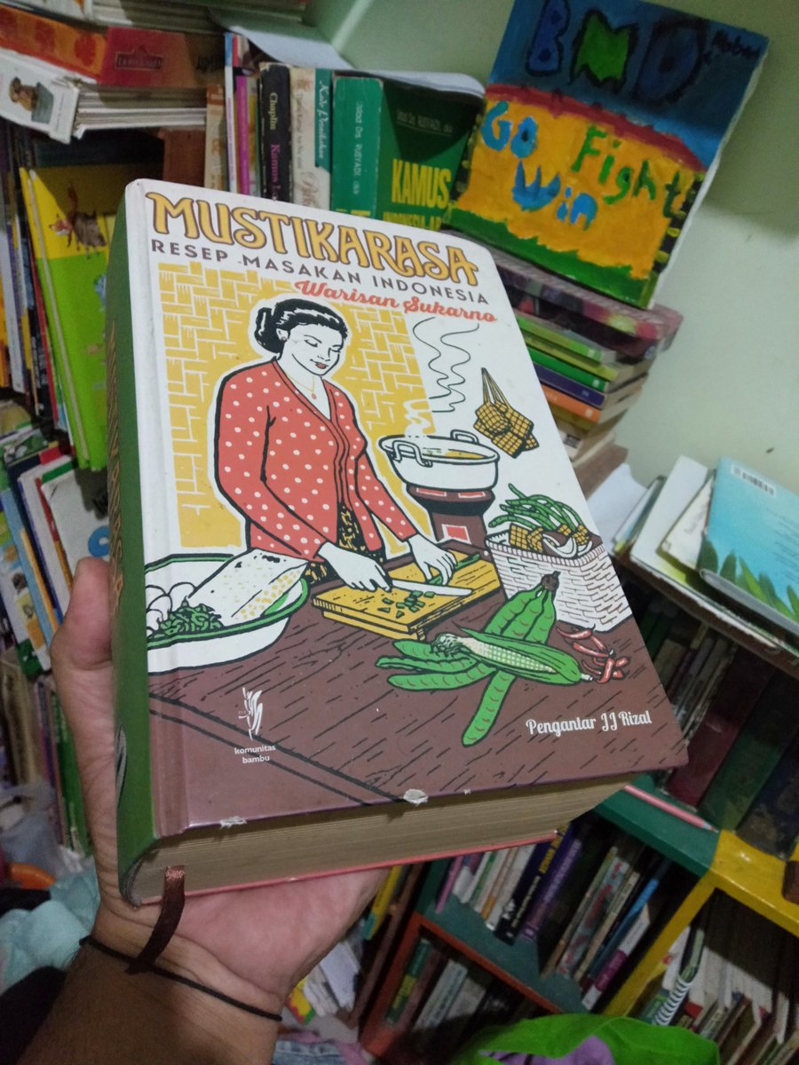 datzkeee's tweet photo. @Ariefboediman Trims infonya mas, baru tau ada tempat kulineran yg kaya gitu. 

Btw saya ada buku mustikarasa, menarik banget. Bukan hanya resep tapi juga tips memasak, info gizi dsb. Pengen nyoba tp ga tau mau mulai dr mana.. 1200 halaman haha. https://t.co/HuOjyQNxZL