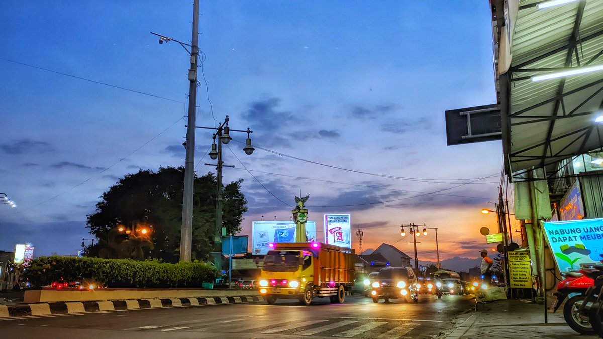Ayah_Navisha's tweet photo. Senja di simpang Kartasura https://t.co/HZKjMcFU7L
