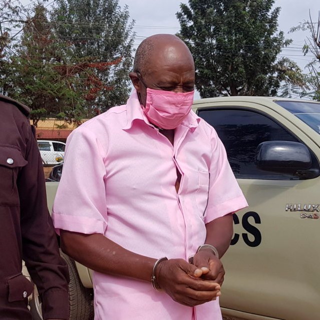 GByaruhanga01's tweet photo. @faith_gatako @aimarulinda @FabRugumire @Rugusuki @AllenKabera @HarelimanaAK @HeritierRW @IngabireImma @JohnsonUwineza @KARANGWASewase This same old geezer, ex-convict must be dealt with; seems, #Rusesa didn't learn a thing during the days spent in prison. Besides his victims await $400,000 compensation, he can't roam scot-free and threaten to take more innocent lives; Law will again catch up with him.
#RwOT https://t.co/HkCZTz6ibb